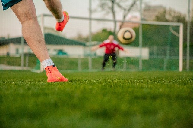 Chutar a bola de futebol direto para o gol