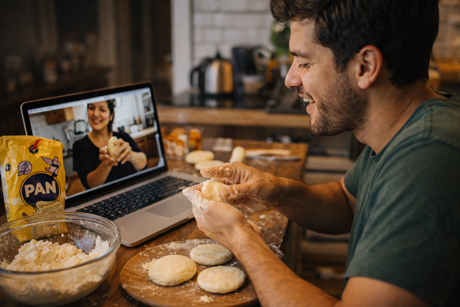 Homem jovem aprendendo a fazer arepas venezuelanas